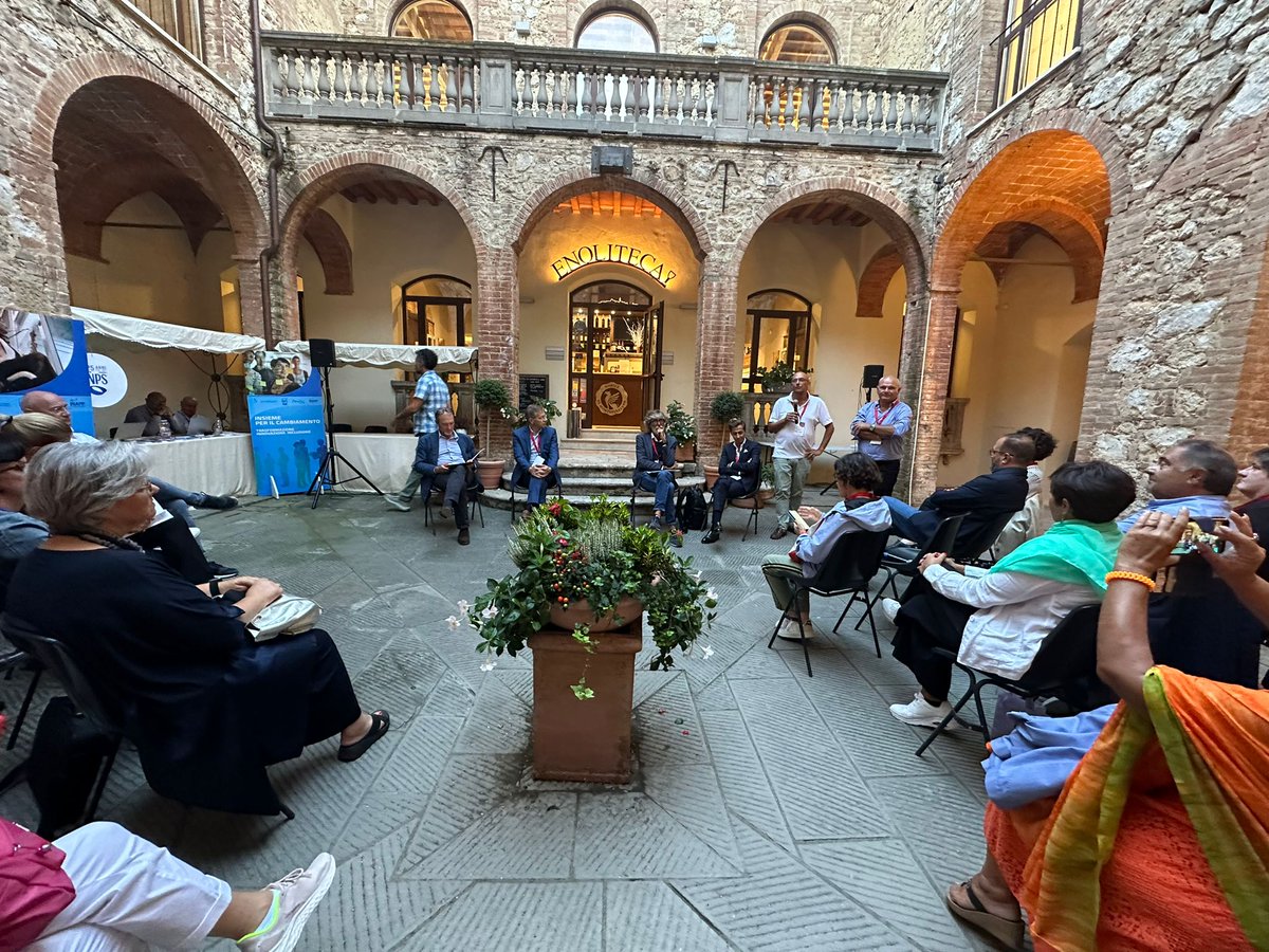 LucisulLavoro's tweet photo. Il Dialogo nel Chiostro sulla Partecipazione dei lavoratori nelle trasformazioni industriali chiude questa giornata di Luci sul Lavoro

#LSL23 https://t.co/9Jpk68jaba