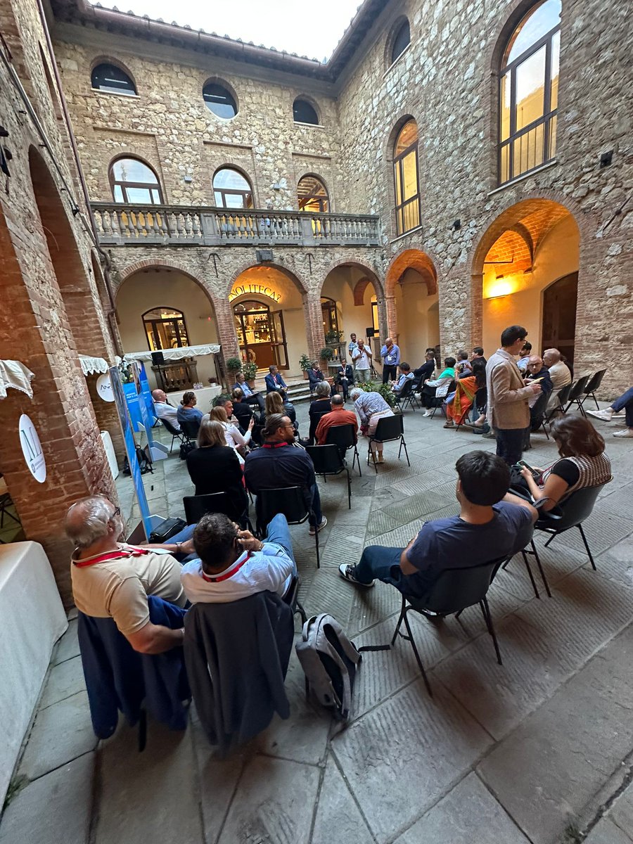 LucisulLavoro's tweet photo. Il Dialogo nel Chiostro sulla Partecipazione dei lavoratori nelle trasformazioni industriali chiude questa giornata di Luci sul Lavoro

#LSL23 https://t.co/9Jpk68jaba