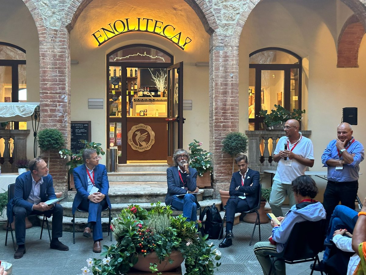 LucisulLavoro's tweet photo. Il Dialogo nel Chiostro sulla Partecipazione dei lavoratori nelle trasformazioni industriali chiude questa giornata di Luci sul Lavoro

#LSL23 https://t.co/9Jpk68jaba