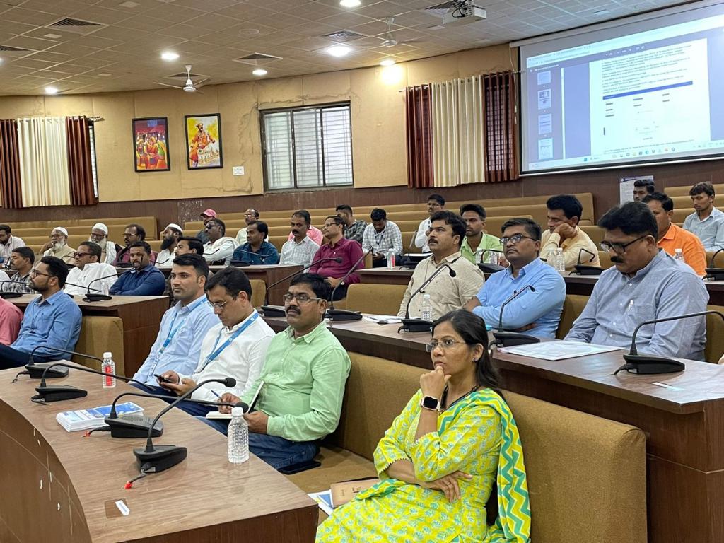DGFT_RA_Nagpur's tweet photo. DGFT RA Nagpur organised an Export Outreach Program at Collector Conference Hall, Washim, Maharashtra on August 1, 2023. Jointly with District Collector Shri.Bhuwaneshwari S
@ICIBIndia
@IndiaPostOffice
@mahabank
@d_snehal06

Snehal Dhokey, Asstt. DGFT with DGFT Team was present. https://t.co/bPiYIU9Syc