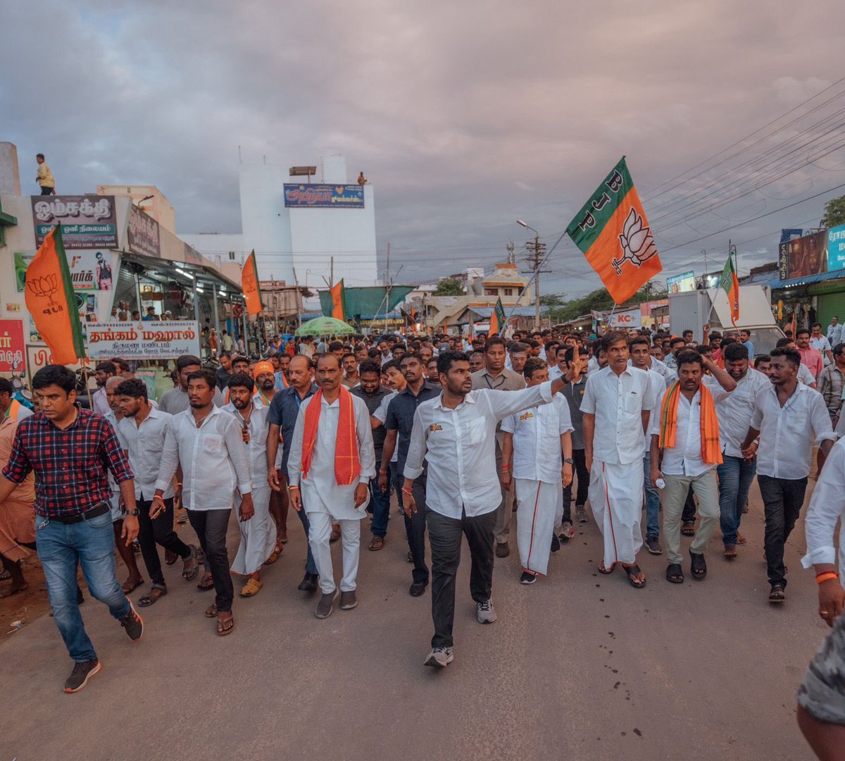 annamalai_k's tweet photo. இன்றைய #EnMannEnMakkal பயணம், திண்டுக்கல் மாவட்டத்திலேயே அதிக கிராமங்களை உள்ளடக்கிய தொகுதியான வேடசந்தூர் தொகுதியில், பெரும் மக்கள் திரள் சூழ, வெகு சிறப்பாக நடந்தேறியது. என் சொந்த ஊரான கரூர் பாராளுமன்றத் தொகுதியில்தான், வேடசந்தூர் சட்டசபை தொகுதி வருகிறது. வேட்டை சந்தை - வேடர்கள் தாங்கள் வேட்டையாடிய பொருள்களை சந்தைப்படுத்தும் இடம் பின்னாளில் வேடசந்தூராகியிருக்கிறது. வேடசந்தூர் அருகே, வடக்கே நுழைந்தான் பாறை என்னும் இடத்தில் குழுவின் தலைவர்களுக்கு நினைவுச் சின்னமாக வைக்கப்படும் ஒரு ஈமக்கல்திட்டை உள்ளது . அது 4000 ஆண்டுகளுக்கு முற்பட்டது. இந்தப் பகுதி அத்தனை ஆண்டுகள் தொன்மை வாய்ந்த பகுதி. (1/6)