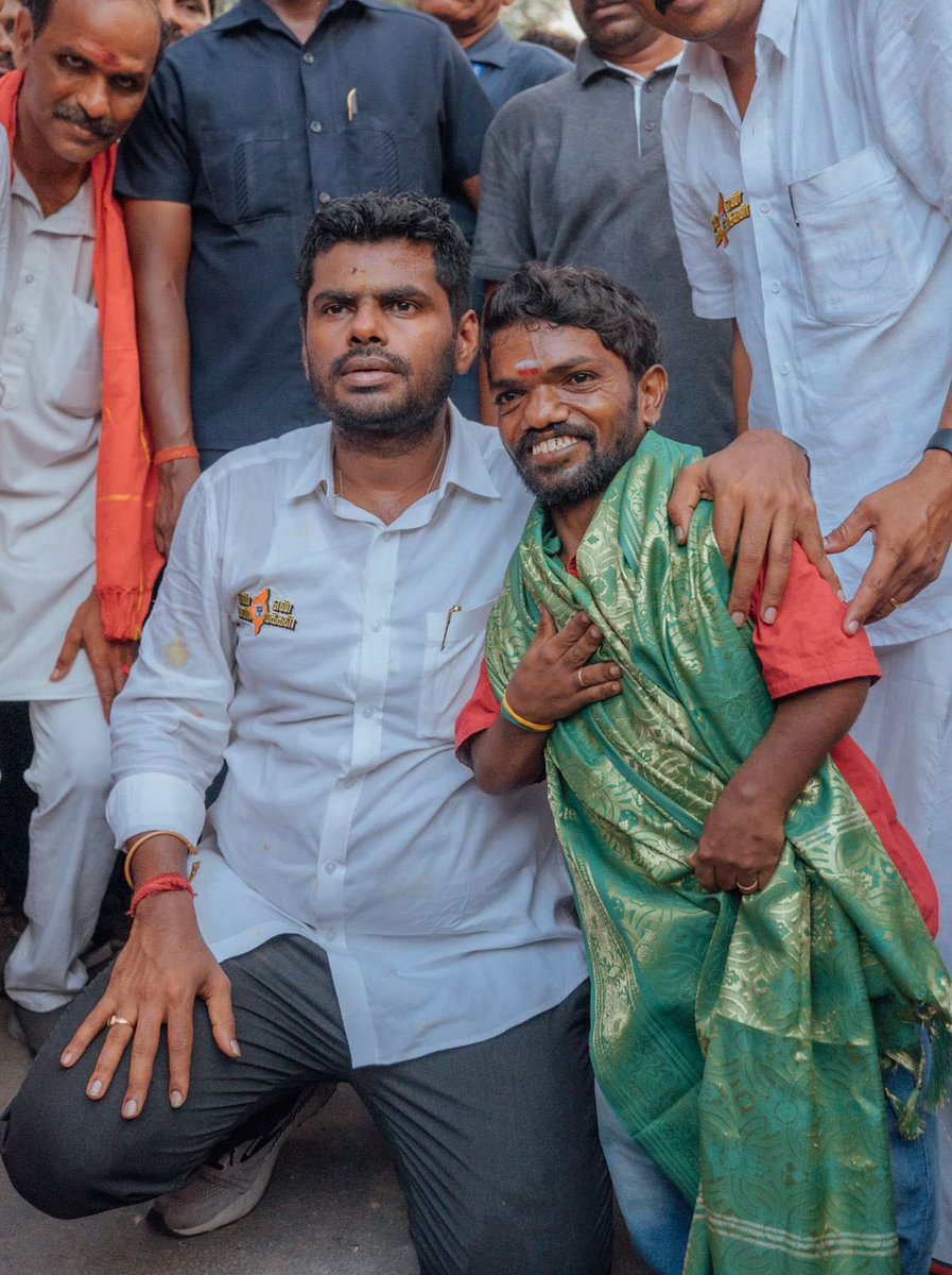 annamalai_k's tweet photo. இன்றைய #EnMannEnMakkal பயணம், திண்டுக்கல் மாவட்டத்திலேயே அதிக கிராமங்களை உள்ளடக்கிய தொகுதியான வேடசந்தூர் தொகுதியில், பெரும் மக்கள் திரள் சூழ, வெகு சிறப்பாக நடந்தேறியது. என் சொந்த ஊரான கரூர் பாராளுமன்றத் தொகுதியில்தான், வேடசந்தூர் சட்டசபை தொகுதி வருகிறது. வேட்டை சந்தை - வேடர்கள் தாங்கள் வேட்டையாடிய பொருள்களை சந்தைப்படுத்தும் இடம் பின்னாளில் வேடசந்தூராகியிருக்கிறது. வேடசந்தூர் அருகே, வடக்கே நுழைந்தான் பாறை என்னும் இடத்தில் குழுவின் தலைவர்களுக்கு நினைவுச் சின்னமாக வைக்கப்படும் ஒரு ஈமக்கல்திட்டை உள்ளது . அது 4000 ஆண்டுகளுக்கு முற்பட்டது. இந்தப் பகுதி அத்தனை ஆண்டுகள் தொன்மை வாய்ந்த பகுதி. (1/6)