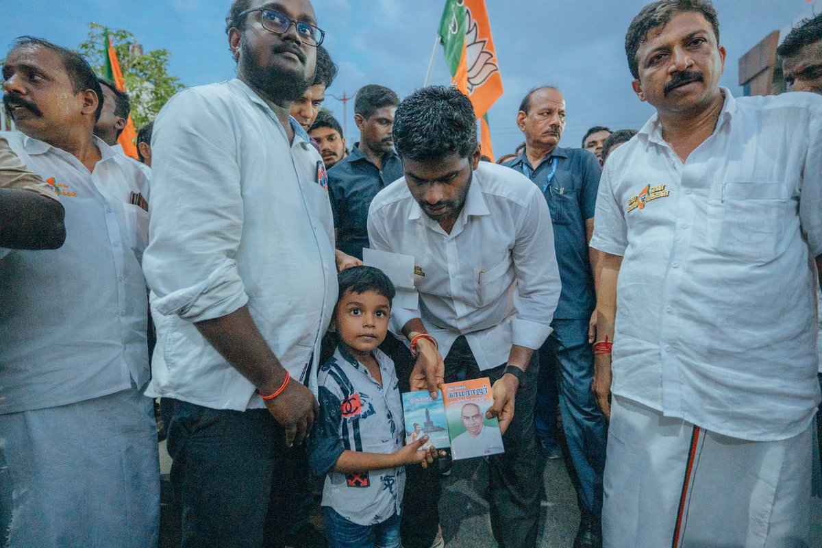 annamalai_k's tweet photo. இன்றைய #EnMannEnMakkal பயணம், திண்டுக்கல் மாவட்டத்திலேயே அதிக கிராமங்களை உள்ளடக்கிய தொகுதியான வேடசந்தூர் தொகுதியில், பெரும் மக்கள் திரள் சூழ, வெகு சிறப்பாக நடந்தேறியது. என் சொந்த ஊரான கரூர் பாராளுமன்றத் தொகுதியில்தான், வேடசந்தூர் சட்டசபை தொகுதி வருகிறது. வேட்டை சந்தை - வேடர்கள் தாங்கள் வேட்டையாடிய பொருள்களை சந்தைப்படுத்தும் இடம் பின்னாளில் வேடசந்தூராகியிருக்கிறது. வேடசந்தூர் அருகே, வடக்கே நுழைந்தான் பாறை என்னும் இடத்தில் குழுவின் தலைவர்களுக்கு நினைவுச் சின்னமாக வைக்கப்படும் ஒரு ஈமக்கல்திட்டை உள்ளது . அது 4000 ஆண்டுகளுக்கு முற்பட்டது. இந்தப் பகுதி அத்தனை ஆண்டுகள் தொன்மை வாய்ந்த பகுதி. (1/6)
