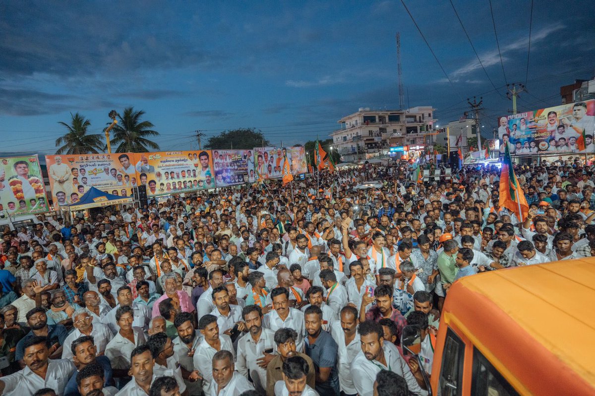 annamalai_k's tweet photo. இன்றைய #EnMannEnMakkal பயணம், திண்டுக்கல் மாவட்டத்திலேயே அதிக கிராமங்களை உள்ளடக்கிய தொகுதியான வேடசந்தூர் தொகுதியில், பெரும் மக்கள் திரள் சூழ, வெகு சிறப்பாக நடந்தேறியது. என் சொந்த ஊரான கரூர் பாராளுமன்றத் தொகுதியில்தான், வேடசந்தூர் சட்டசபை தொகுதி வருகிறது. வேட்டை சந்தை - வேடர்கள் தாங்கள் வேட்டையாடிய பொருள்களை சந்தைப்படுத்தும் இடம் பின்னாளில் வேடசந்தூராகியிருக்கிறது. வேடசந்தூர் அருகே, வடக்கே நுழைந்தான் பாறை என்னும் இடத்தில் குழுவின் தலைவர்களுக்கு நினைவுச் சின்னமாக வைக்கப்படும் ஒரு ஈமக்கல்திட்டை உள்ளது . அது 4000 ஆண்டுகளுக்கு முற்பட்டது. இந்தப் பகுதி அத்தனை ஆண்டுகள் தொன்மை வாய்ந்த பகுதி. (1/6)