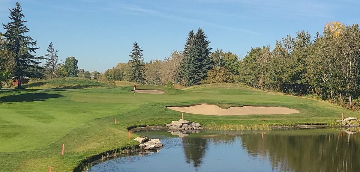 OGCTurfCare's tweet photo. As of today one more month to enjoy OGC! It's a beautiful weekend to get out and enjoy it. Leaves aren't a issue and the golf course is still really good call for tee times still a couple afternoon spots. https://t.co/GAAksTDlQO