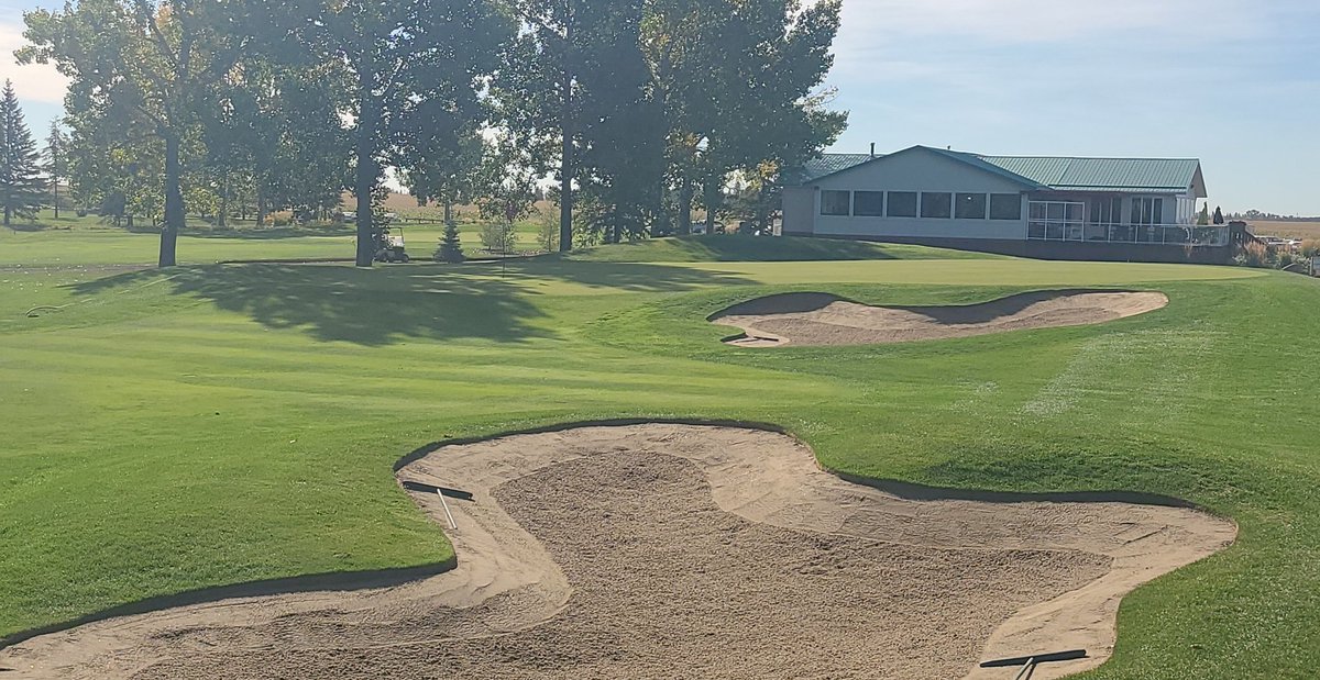 OGCTurfCare's tweet photo. As of today one more month to enjoy OGC! It's a beautiful weekend to get out and enjoy it. Leaves aren't a issue and the golf course is still really good call for tee times still a couple afternoon spots. https://t.co/GAAksTDlQO