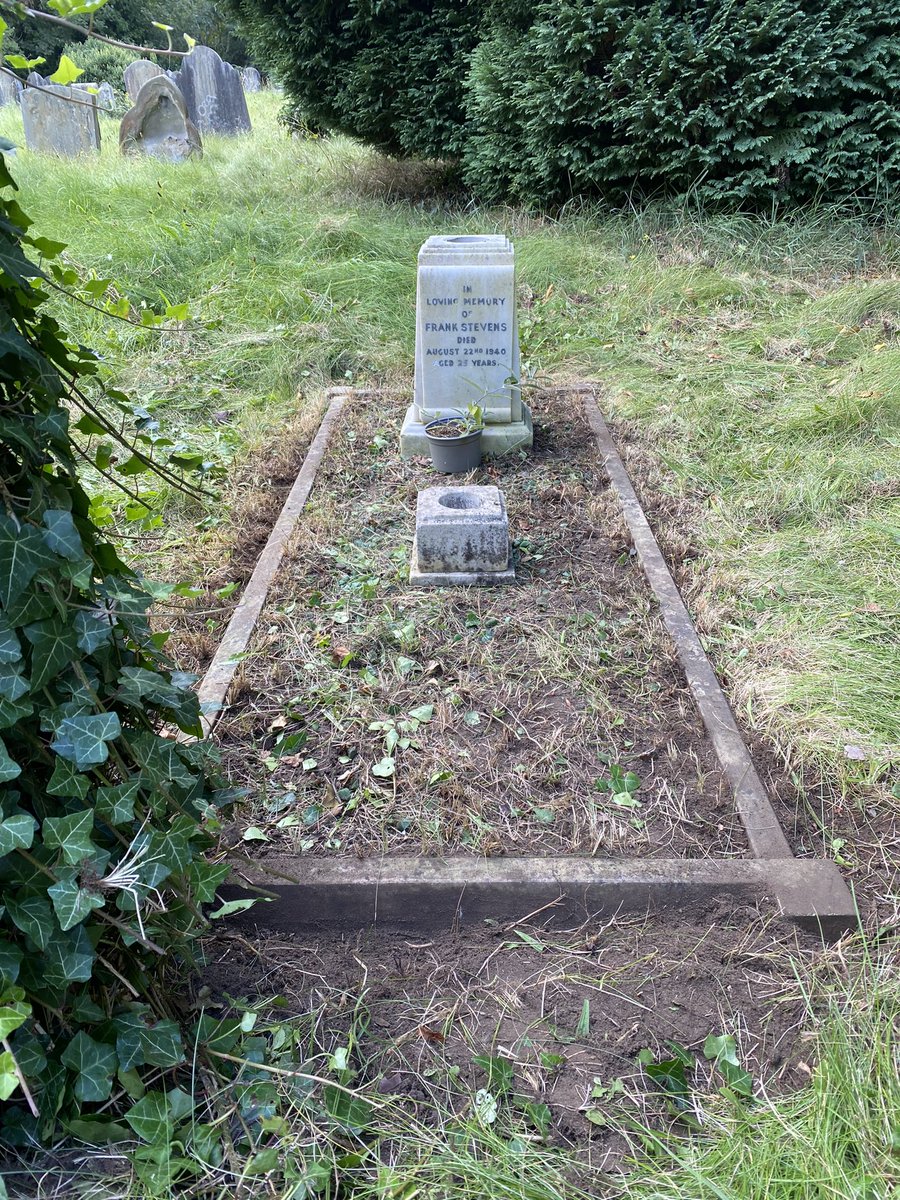 LauraDrizzle's tweet photo. Today’s #EOHO visit to Reading Cemetery for @CWGC included a revisit to the private memorial for Francis Henry (Frank) Stevens who died in August 1940. I took a photo 14 months ago (pic 1) but didn’t have time to clear it then, and found today that it needed a little tidy up. https://t.co/I9oxglAdcm