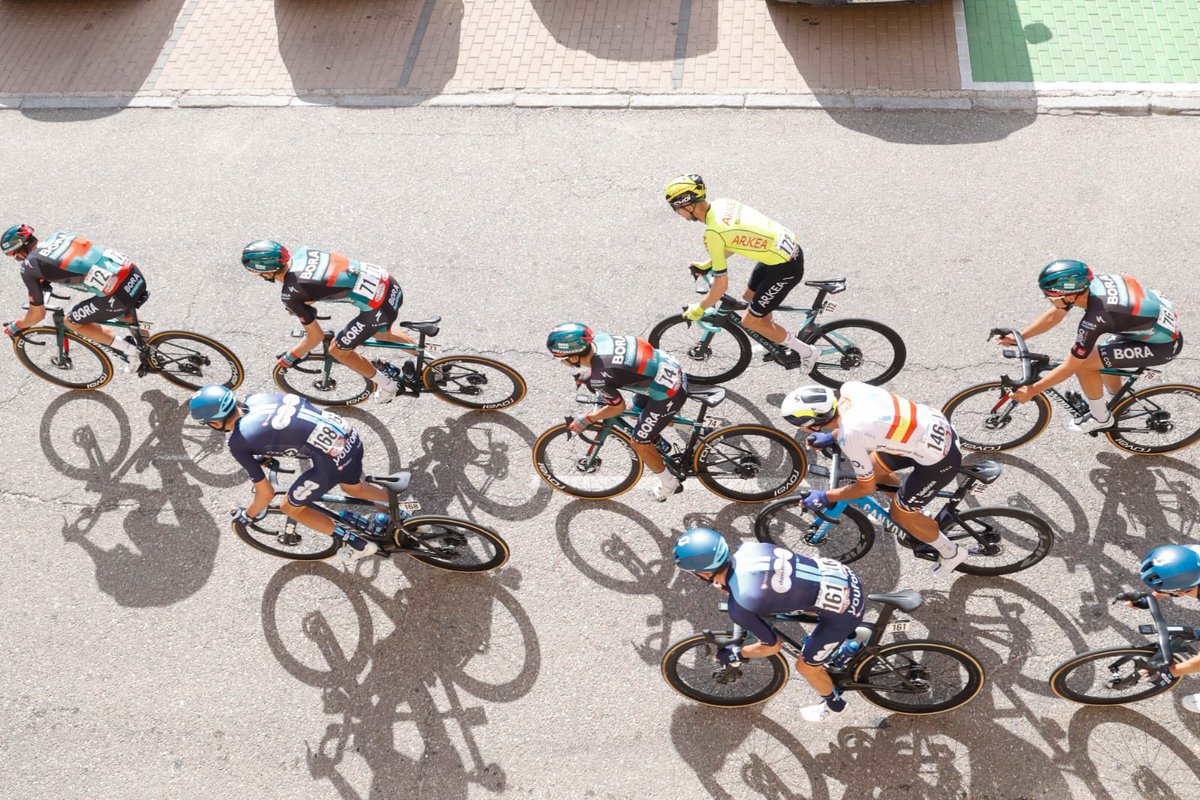 Conrado Íscar (@conrado_iscar) on Twitter photo Gracias a #LaVuelta23 por mostrar al mundo la belleza de la provincia de Valladolid.
Orgulloso de ver a la Vuelta pasar por Matapozuelos y otros 14 pueblos de la provincia.
Y enhorabuena a <a href="/villadeiscar/">villadeiscar</a> por la organización del final de etapa 👏🏽 Gracias a #LaVuelta23 por mostrar al mundo la belleza de la provincia de Valladolid.
Orgulloso de ver a la Vuelta pasar por Matapozuelos y otros 14 pueblos de la provincia.
Y enhorabuena a <a href="/villadeiscar/">villadeiscar</a> por la organización del final de etapa 👏🏽