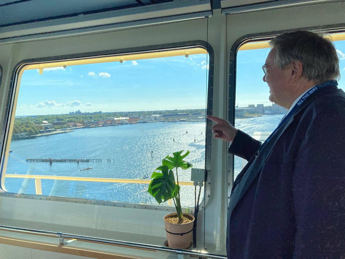 På vores rejse mod en co2 neutral 🌍 skal skibsfarten med ombord. Med Laura Mærsk, verdens første metanoldrevne containerskib, er kursen sat yderligere. Stor oplevelse at besigtige skibet og høre om #detblådanmark|s klimaambitioner.
🚢🌱