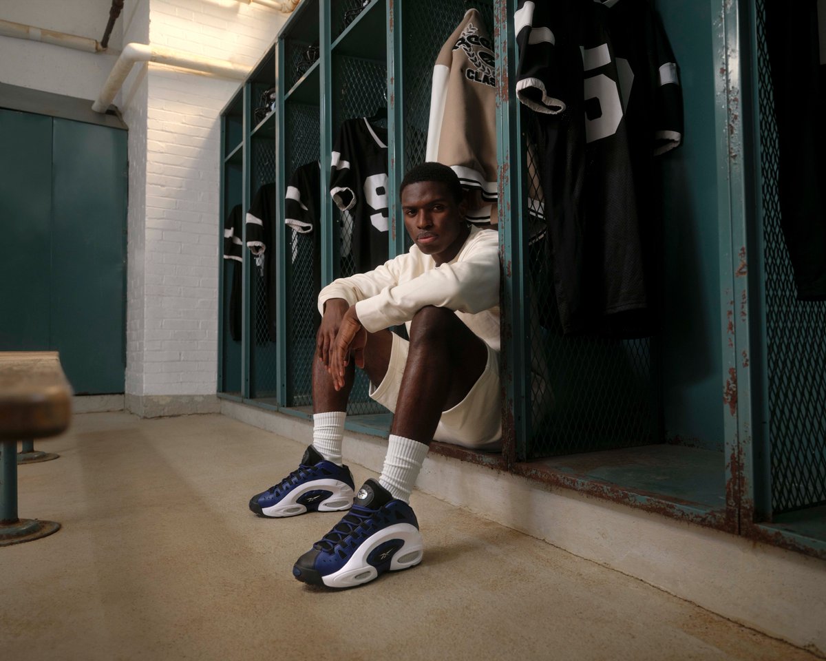 Reebok's tweet photo. The Legend of @EmmittSmith22  has returned. Welcome back this 90s era staple on its 30th anniversary, paying homage to a historic career. The ES-22 is here to remind us that legacy never fades, and champions reign forever. https://t.co/IV2p81CTTm https://t.co/IXC2FjT6v3