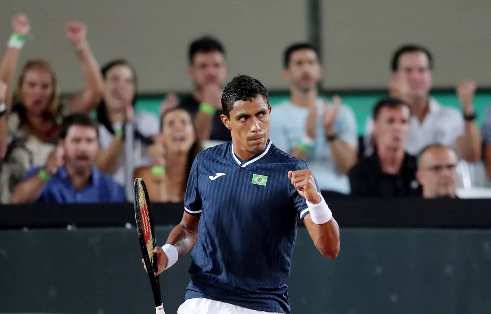AlemTenis's tweet photo. 🇧🇷THIAGO MONTEIRO DERRUBA 🇩🇰HOLGER RUNE NA COPA DAVIS E CONQUISTA A MAIOR VITÓRIA DA CARREIRA!

6x7 7x6 6x2 sobre o número 4 do mundo, em plena quadra coberta dinamarquesa!

🇧🇷1x0🇩🇰

É O BRASA NÃO TEM JEITO! https://t.co/4x2aYWub0Q