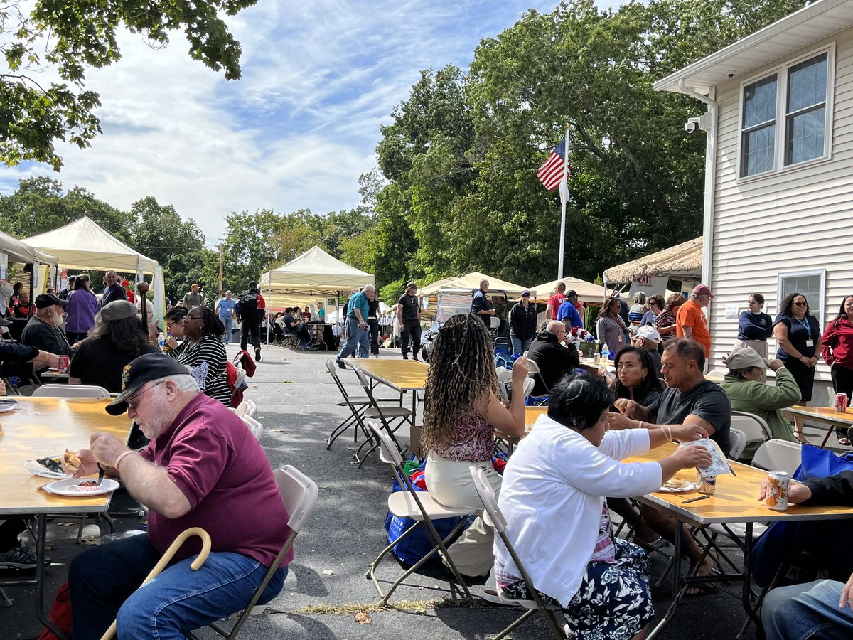 It was an honor to join @OSDRI_Vets at their Annual Veteran Assistance Event in Johnston.

This organization provides essential services for RI veterans experiencing homelessness – including job training, housing and food assistance + much more.