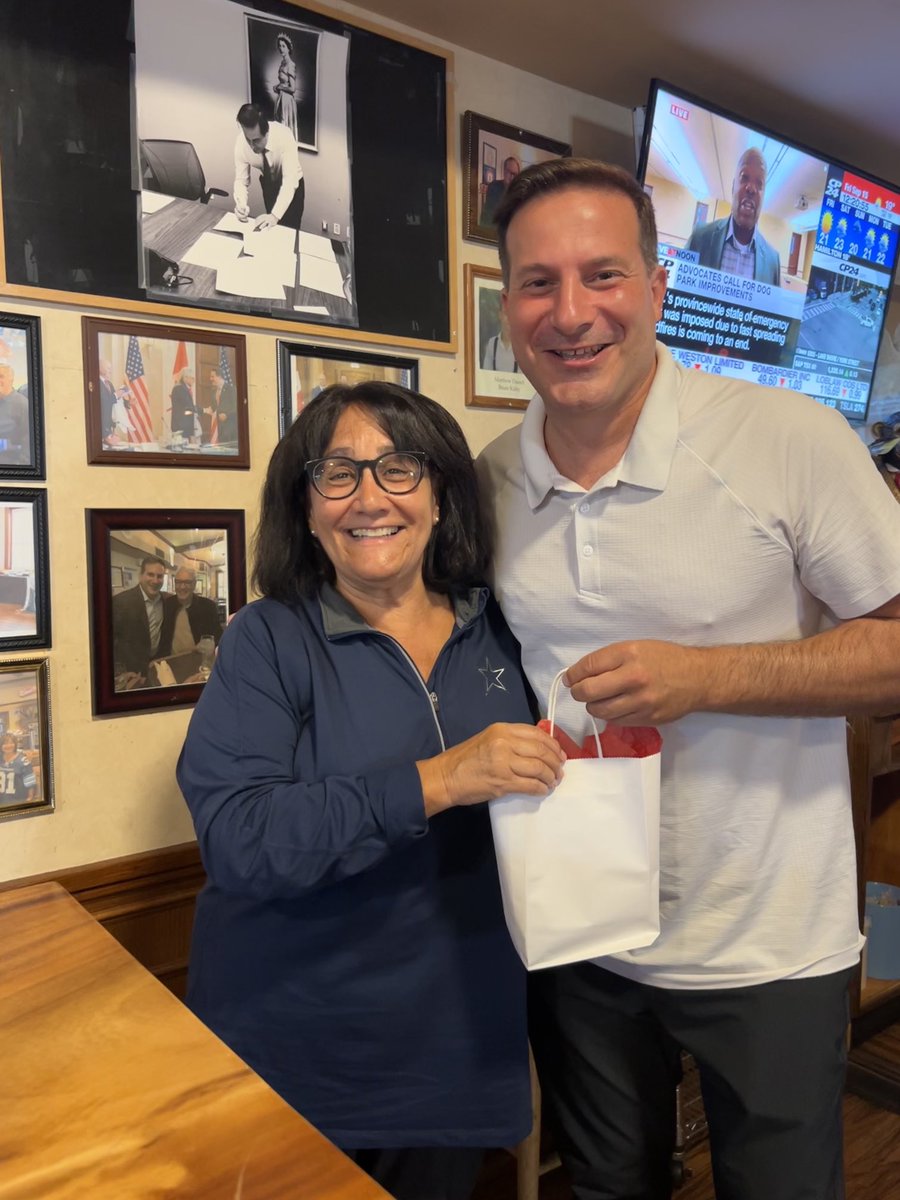 bistro_on's tweet photo. Thank you @marcomendicino for your New Years Gift and dropping by for lunch.Great start to the NewYear whenever I get a chance to see my favourite people. #GreatGuy #GreatMP #EgLaw ##HappyNewYear https://t.co/zCkhOO27uG