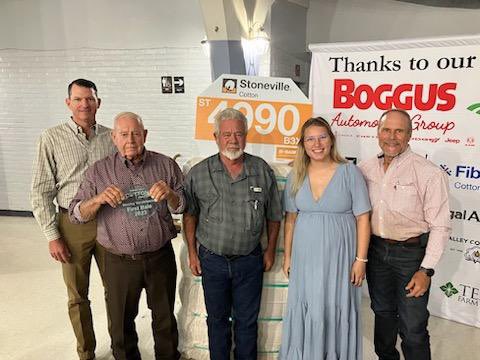 VagabondAg's tweet image. Congratulations to the Vanderpool family again for receiving the first bale! In total we raised $20,000 last night for scholarships in the ag community. #StonevilleStrong @BASFAgProducts #Cotton