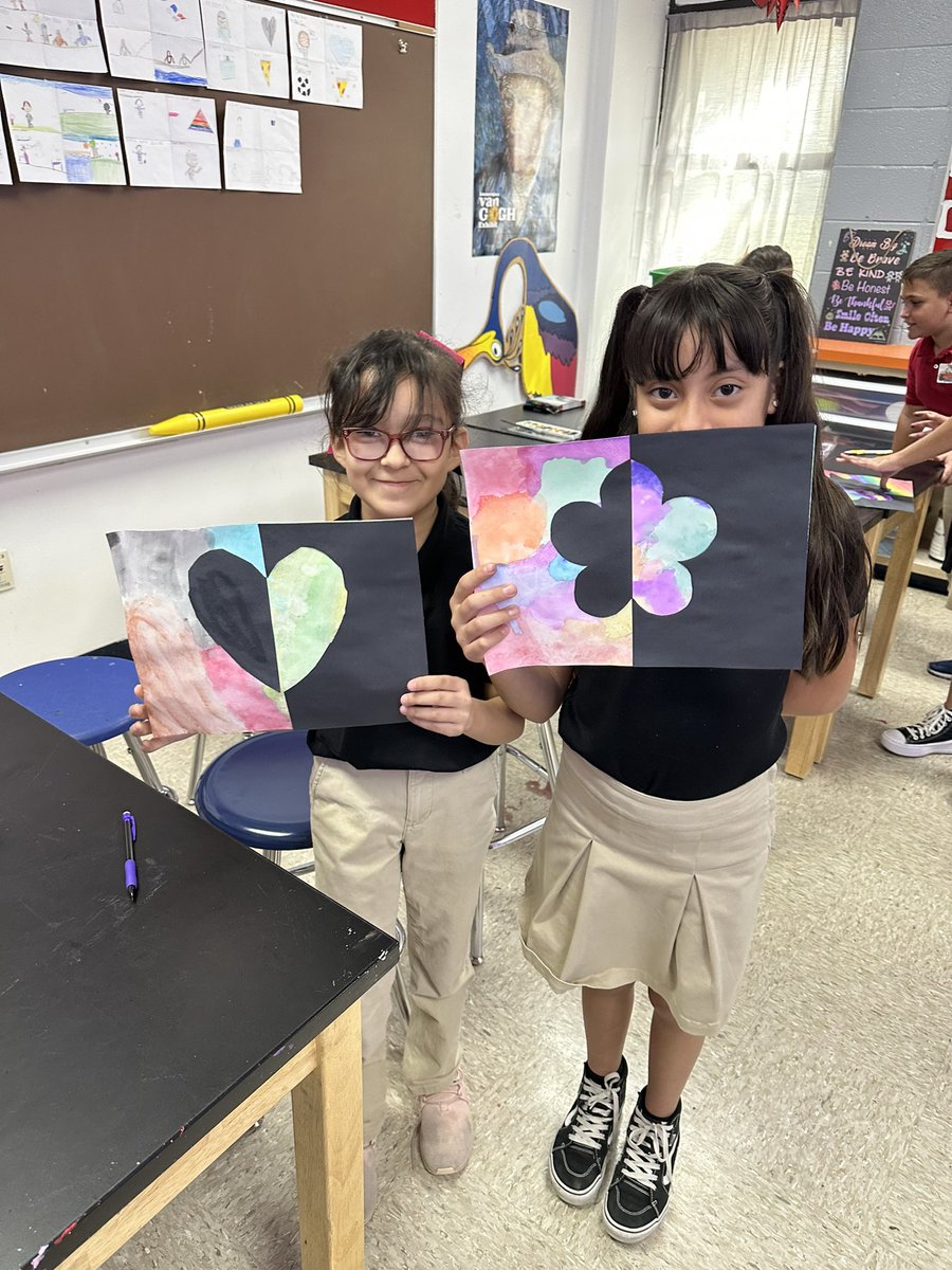 4th graders working as a team on symmetry.  ✌🏻❤️🎨.  #yisdfinearts #PHES