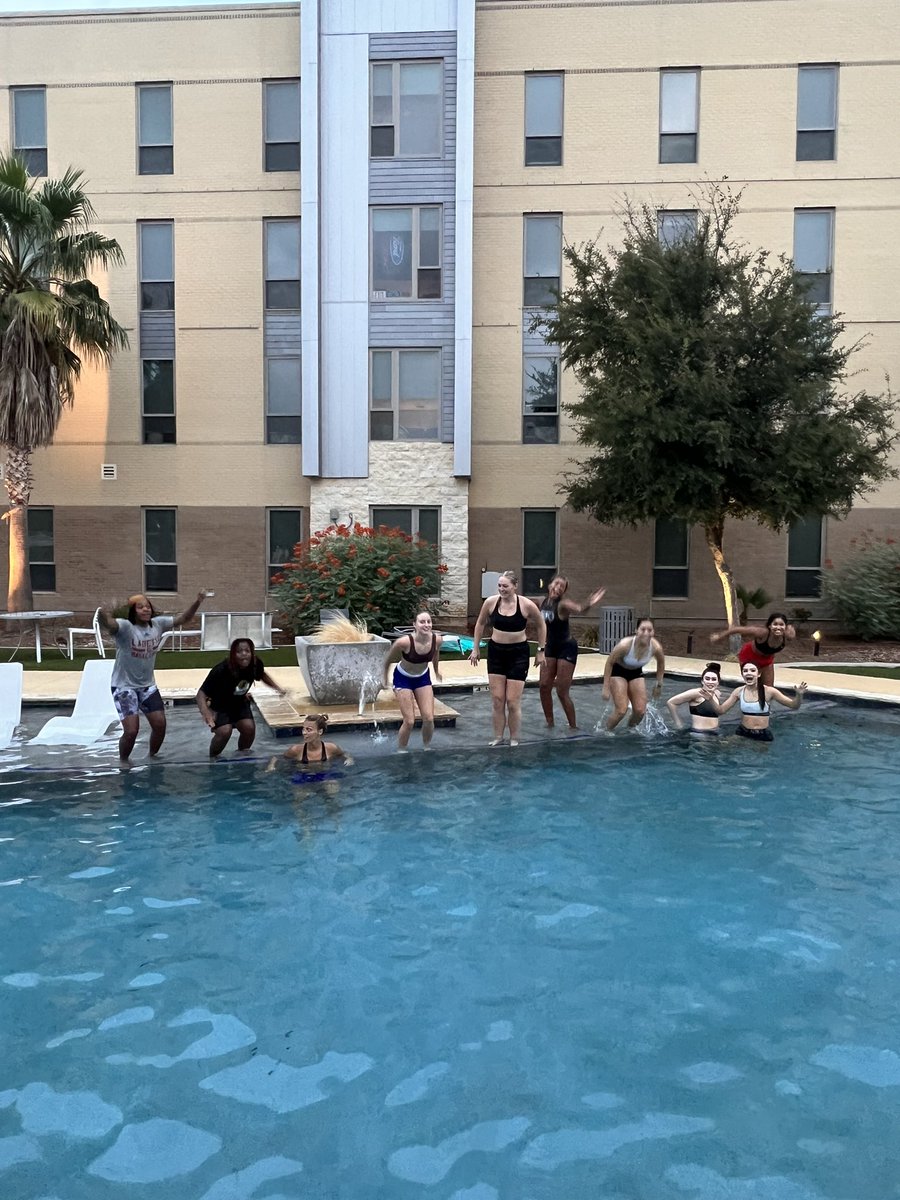StMUwbb's tweet image. After an outdoor workout, you know these girls had to finish the workout by jumping in the pool 🌊🏝️🤿