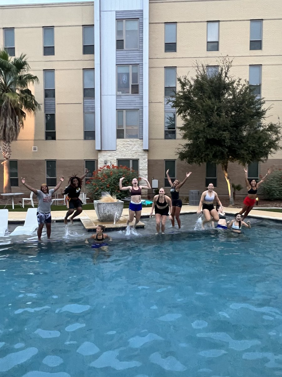 StMUwbb's tweet image. After an outdoor workout, you know these girls had to finish the workout by jumping in the pool 🌊🏝️🤿