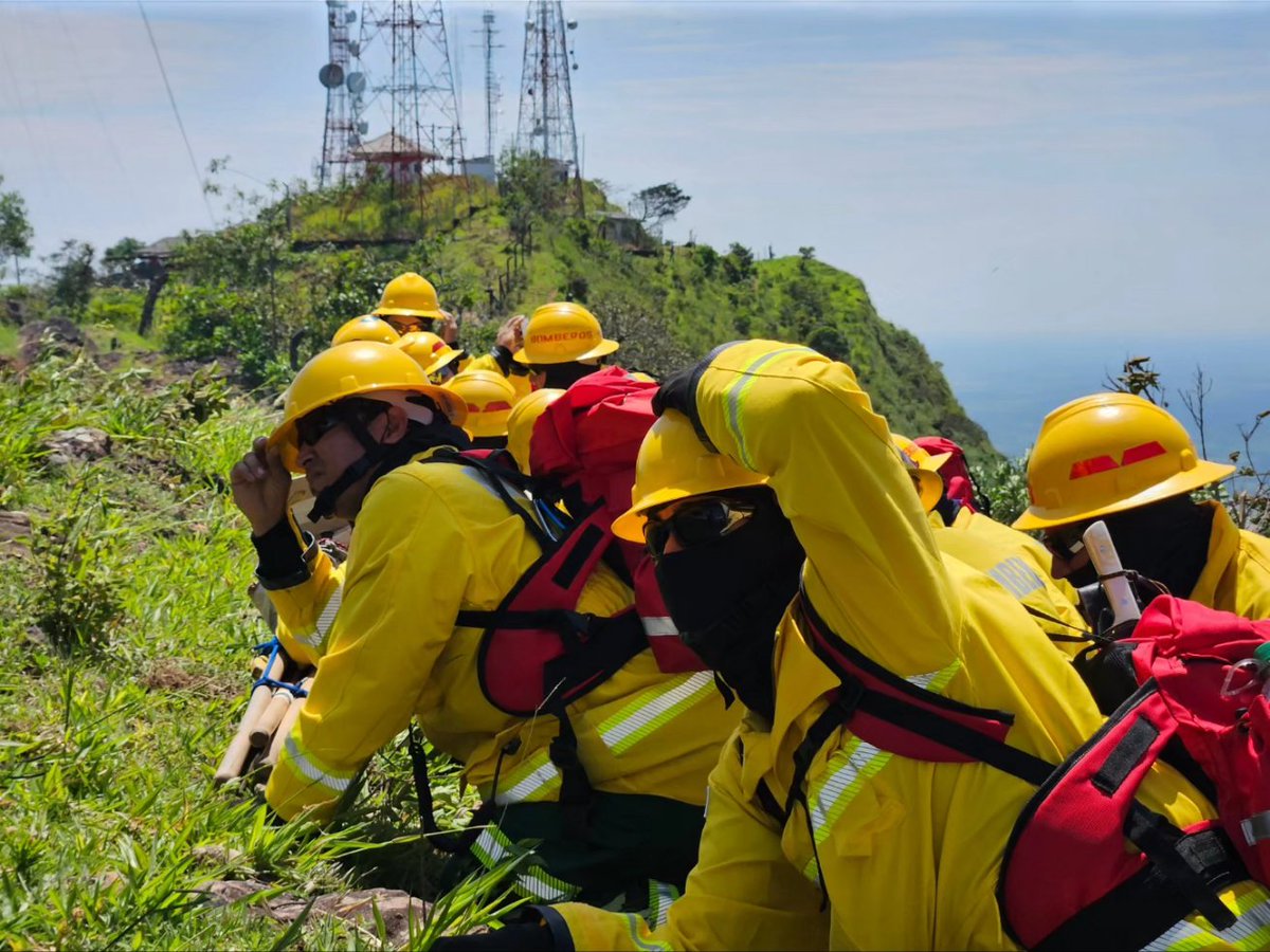 DNBomberosCol's tweet photo. El primer escenario del #IIISimulacroAéreo pone prueba a los Bomberos👩‍🚒👨‍🚒 en inserción y relevo de Cuadrillas Forestales que van al cerro El Venado, para control y liquidación de #IncendioForestal con apoyo de la División @Ejercito_Davaa en el Helicóptero MI-17. @Ejercito_Div8 https://t.co/6zy7WNsRFh