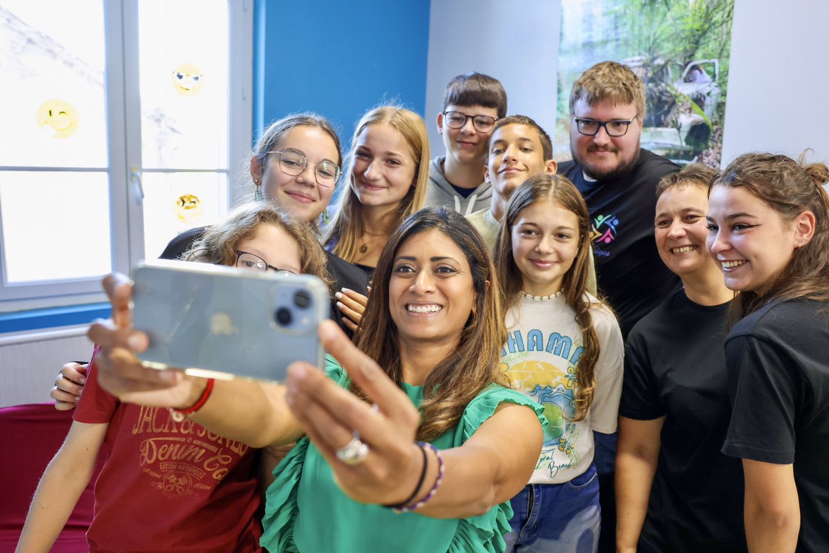 Maxime_Boudet's tweet photo. 🔹 Ministre de la ? J E U N E S S E ! 🤳
— Les jeunes creusois se donnent en selfie avec notre secrétaire d'État, @priscathevenot : faire avec eux, c’est ça, sa méthode ! 🙌 https://t.co/sMK9Ai4cO7