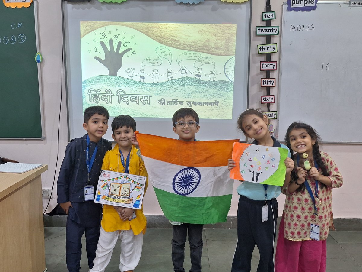 SchoolGyanshree's tweet photo. हिंदी दिवस के अवसर पर कक्षा १ और २ के छात्रों ने मनाई खास गतिविधियाँ-

हिंदी दिवस का आयोजन पूरे देश में १४ सितंबर को  खास धूमधाम के साथ मनाया जात���  हैI https://t.co/4ycZrfsRo5