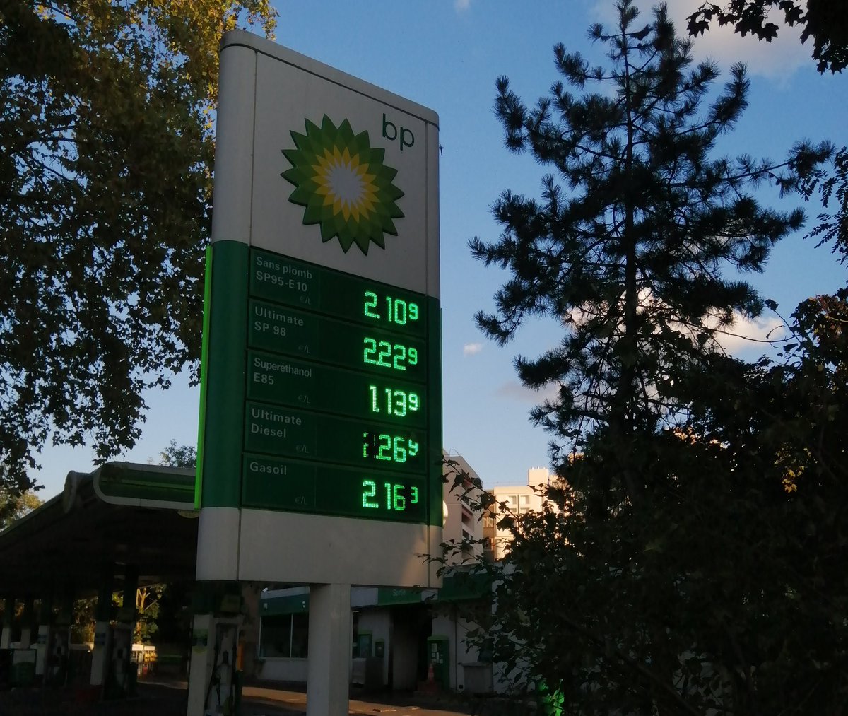 Onditkoi's tweet photo. Moi qui pensais que le prix du carburant était plafonné à 1,99€
#Foutaise https://t.co/xgQxMCK2mk