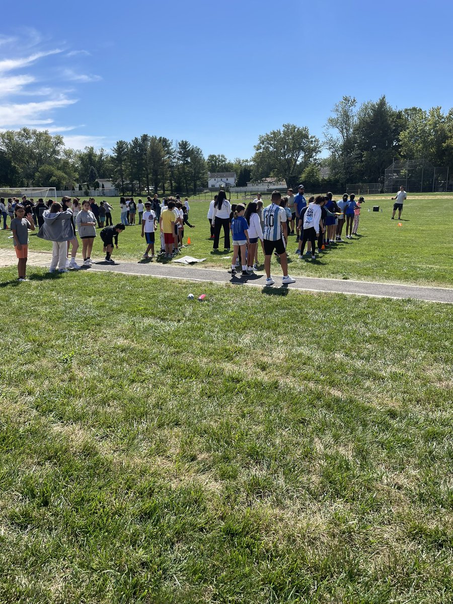 mrs_sfelicetta's tweet photo. MHK Academy Games are in full swing! Are you rooting for Kappa or Sigma? @MsDaSilvaAP @MHK_AP_7 @MrsKatieMinto @EWRSDK12 https://t.co/8OHNqaxNT5