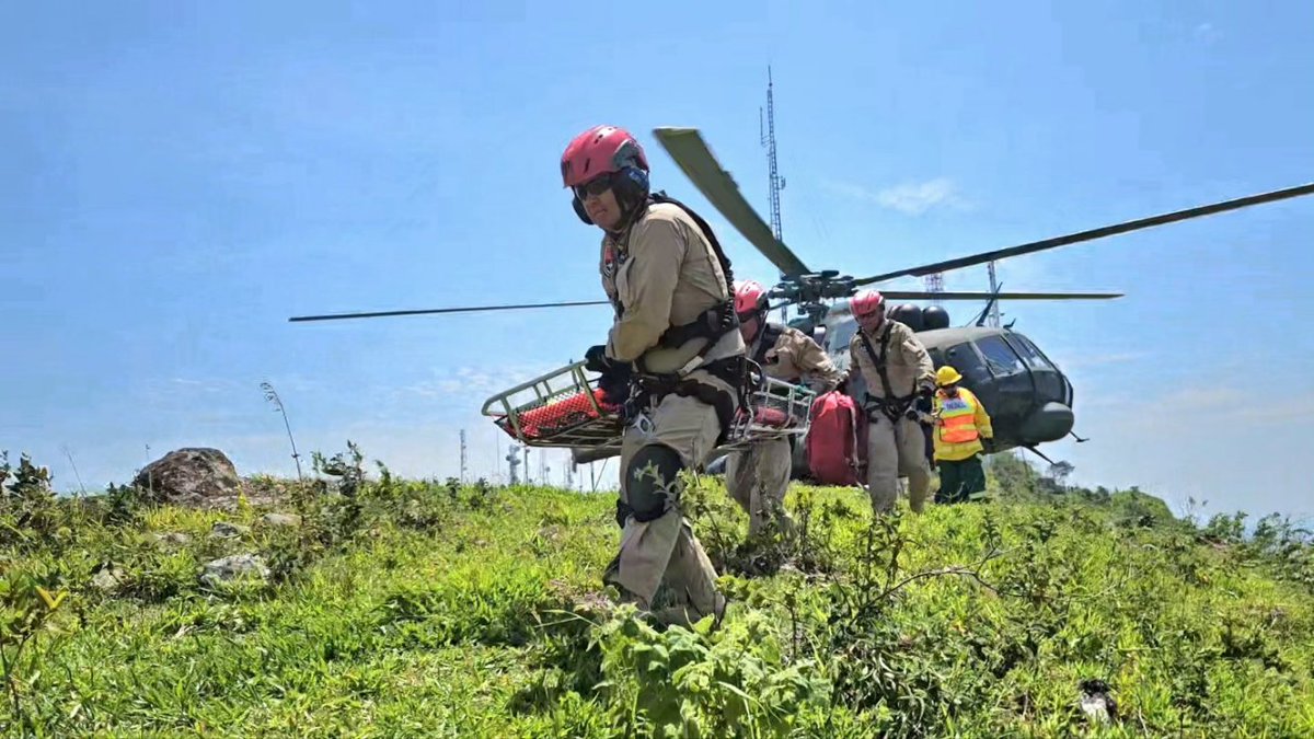 DNBomberosCol's tweet photo. Equipo de Búsqueda y Rescate Aéreo de @BomberosYopal ingresa al escenario del cerro El Venado, en  operaciones de estabilización y extracción de unidad Bomberil afectada en la atención de Incendio Forestal en #IIISimulacroAéreo #GuardianesDeLaVida @Ejercito_Davaa @Ejercito_div8 https://t.co/8ziC32wI7r