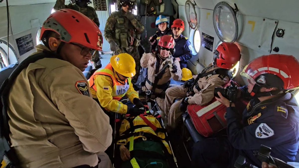 DNBomberosCol's tweet photo. Equipo de Búsqueda y Rescate Aéreo de @BomberosYopal ingresa al escenario del cerro El Venado, en  operaciones de estabilización y extracción de unidad Bomberil afectada en la atención de Incendio Forestal en #IIISimulacroAéreo #GuardianesDeLaVida @Ejercito_Davaa @Ejercito_div8 https://t.co/8ziC32wI7r