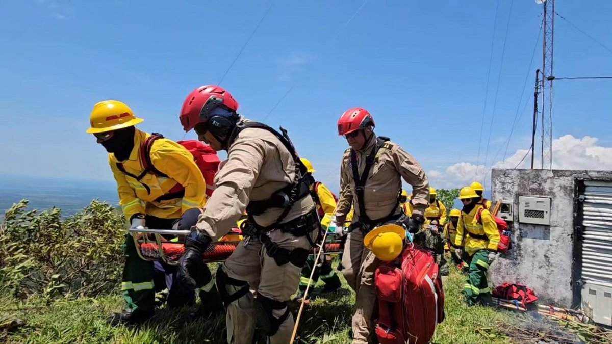 DNBomberosCol's tweet photo. Equipo de Búsqueda y Rescate Aéreo de @BomberosYopal ingresa al escenario del cerro El Venado, en  operaciones de estabilización y extracción de unidad Bomberil afectada en la atención de Incendio Forestal en #IIISimulacroAéreo #GuardianesDeLaVida @Ejercito_Davaa @Ejercito_div8 https://t.co/8ziC32wI7r