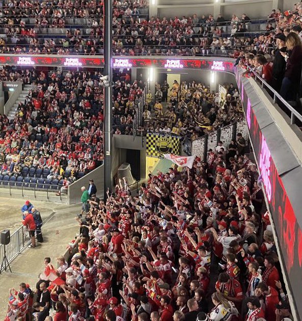 Srdnatě se pereme s přesilou, stejně jako kluci na ledě. Díky všem co vyjeli. #ROT #chemici <a href="/hcvlitvinov/">HC VERVA Litvínov</a> <a href="/HCPCE/">HC DYNAMO PARDUBICE</a>