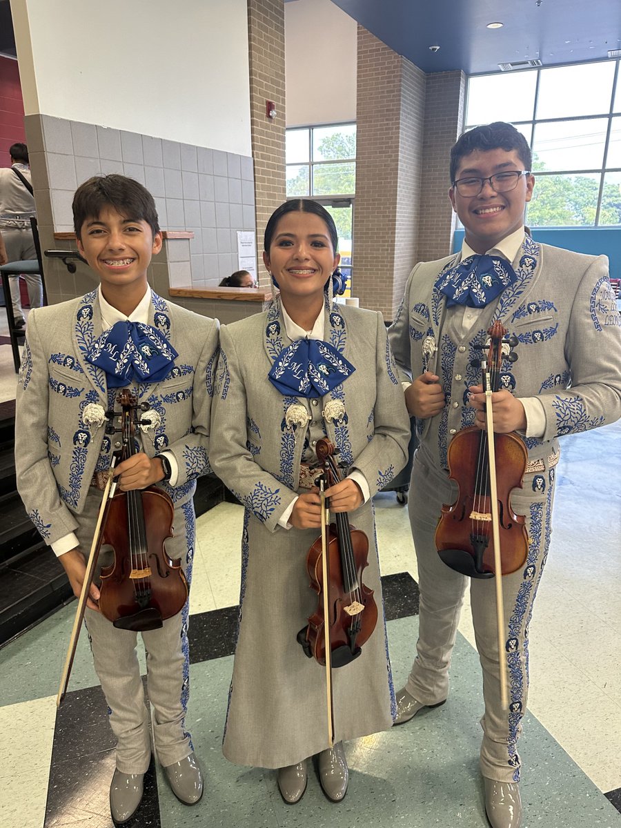 StevenRiewe's tweet photo. These 3 Hope Squad students did an outstanding job using their gifts to help celebrate Hispanic Heritage Month!
#CISDdaretolead #choosecastleberry #cisdleadingtheway⁦
@CastleberryISD
@CastleberryHigh https://t.co/vYaiGFdNUQ
