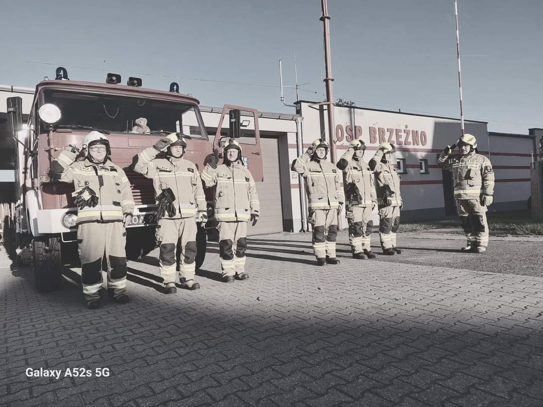 KPPSPSWIDWIN's tweet photo. Strażacy z JRG w Świdwinie, druhowie z jednostek OSP z powiatu świdwinskiego oraz Policjanci z KPP w Świdwinie oddali hołd śp. druhnie Karolinie i druhowi Łukaszowi z OSP Żukowo, którzy zginęli dziś w nieszczęśliwym wypadku, jadąc do zdarzenia. 
Cześć Ich pamięci! https://t.co/P4TMFb0Fzs