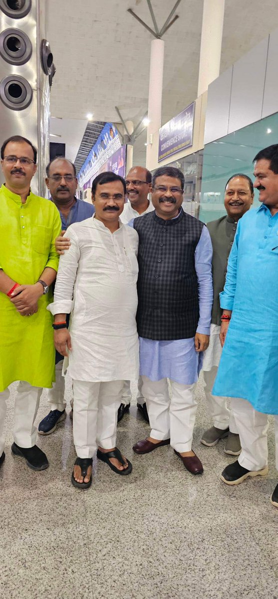 dileeppatelbjp's tweet photo. भाजपा के वरिष्ठ नेता व लोकप्रिय केंद्रीय शिक्षा मंत्री मा. @dpradhanbjp जी का आशीर्वाद आज लाल बहादुर शास्त्री एयरपोर्ट बाबतपुर, वाराणसी पर प्राप्त हुआ। https://t.co/RQIzGlQa5a