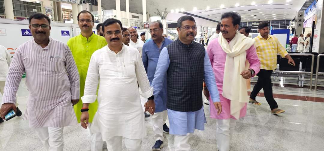 dileeppatelbjp's tweet photo. भाजपा के वरिष्ठ नेता व लोकप्रिय केंद्रीय शिक्षा मंत्री मा. @dpradhanbjp जी का आशीर्वाद आज लाल बहादुर शास्त्री एयरपोर्ट बाबतपुर, वाराणसी पर प्राप्त हुआ। https://t.co/RQIzGlQa5a