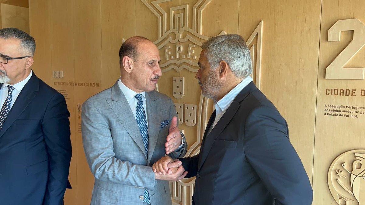 iraqfpg's tweet photo. بحضور سفير العراق في لشبونة...

رئيس اتحاد الكرة يبحث مع نظيره البرتغالي التعاون المشترك في جميع المجالات

زار رئيسُ الاتحاد العراقيّ لكرة القدم "عدنان درجال"، اليوم الجمعة، رئيسَ الاتحاد البرتغالي لكرةِ القدم فيرناندو غوميز ، بحُضور سفير جمهوريّة العراق لدى البرتغال الدكتور عادل مصطفى، في مقرّ اتحاد الكرة البرتغالي بمدينةِ لشبونة.
وتمّ الاتفاق على تعزيزِ سُبل التعاون المشترك بين الاتحادين على المستوياتِ كافة الفنيّة والإدارية والتحكيميّة، وتبادل الخبرات من خلال إقامةِ الدورات والورش التدريبيّة المشتركة، وكذلك إقامة مبارياتٍ وديةٍ على مستوى الفئات العمريّة والمنتخب  الوطنيّ إذا سمحت الظروفُ والتواقيت الدوليّة.
ورافق درجال وسعادة السفير رئيس الاتحاد البرتغالي بعد الاجتماع، في جولةٍ مقتضبةٍ للاطلاع على منشآت الاتحاد البرتغالي من ملاعب تدريب والأقسام الإدارية والطبيٌة وغرف منظومة "VAR" التي تشرف على مبارياتِ الدوري البرتغالي بفئاته الثلاث.