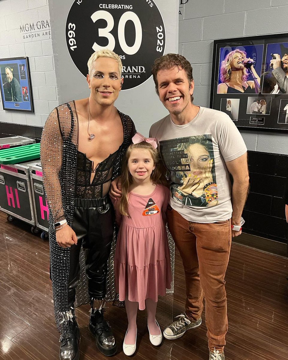 RBDFotosHQ's tweet photo. 📸 O blogueiro Perez Hilton levou a filha Mia para ver o show do RBD em Las Vegas e aproveitou para tirar fotos com Anahí e Christian https://t.co/H9IcgLGgxN