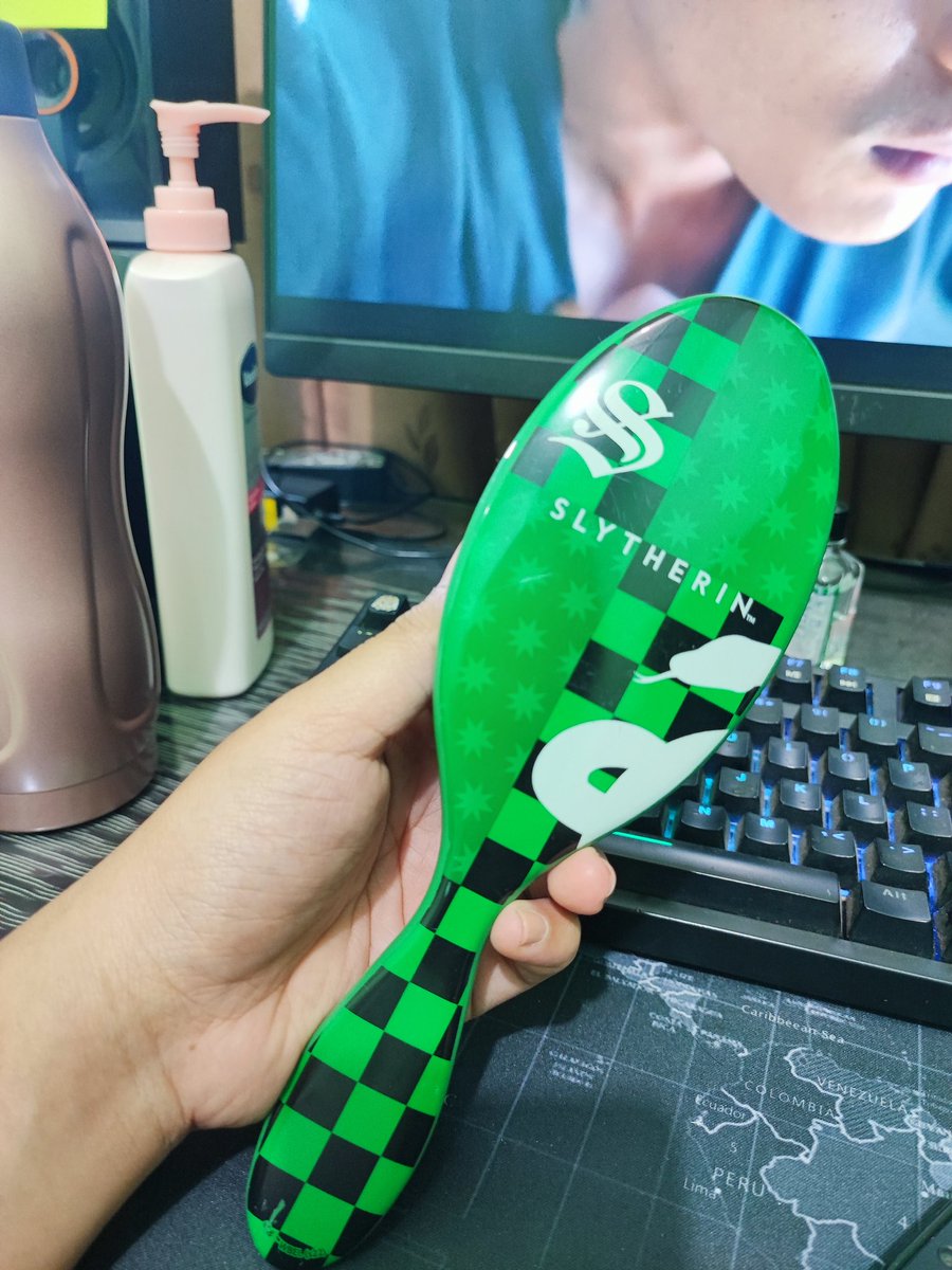 sasaralala's tweet photo. @ohmybeautybank Kalau masalah rontok sih pasti masih ada, cuman untuk rambut yang kusut dan tak beraturan enak sih ini sisir. Kulit kepala juga ga sakit pas sisiran. https://t.co/M9fxKkqovy