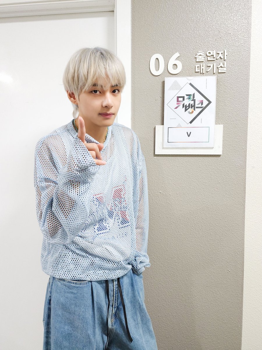KpopperFanmulti's tweet photo. 🏆 230915 <#MUSICBANK> WINNER #BTS #V 🎉
#SlowDancing2ndWin
#V5thWin https://t.co/PIzcGF3OwC