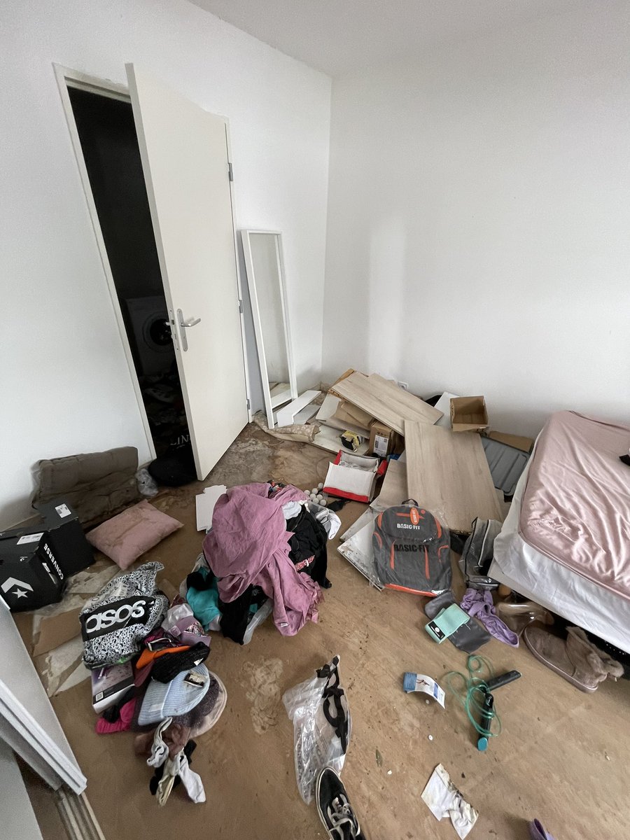 hlnmts's tweet photo. APPEL À L’AIDE. Je suis à la rue. 

6 juillet : suite à un dégât des eaux mon logement est devenu inhabitable. 

15 septembre : nous en sommes toujours au même stade. Les experts ne font pas leur taf (suite en commentaires)  ⬇️

#juliencourbet #rtl #tpmp #cpva #aide #sos #paris https://t.co/JEiDbhqdhj