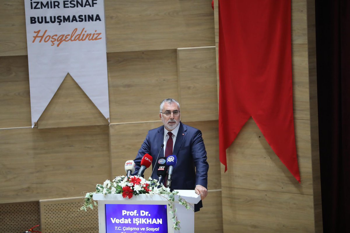 isikhanvedat's tweet photo. 📍İzmir Esnaf Buluşması

21 yıldır sadece eser ve hizmet siyaseti yapıyoruz. 

Üretmeye, büyümeye önem vermeye devam edeceğiz. 

Milletimize hizmet sevdamız ile çıktığımız bu kutlu yolda İzmir’imize 2002’den bugüne, her alanda 222 Milyar TL’yi aşan hükümet yatırımları yaptık. 

Esnaf ve sanatkârlarıyla İzmir’in her zaman yanındayız.