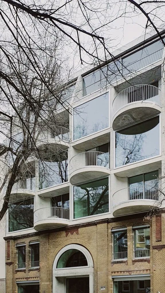 afasiaarq's tweet photo. #Baecker Kraus https://t.co/8dS7vn0Y8g | posted by afasia | daily entries on contemporary art and architecture #afasiaarchzine #afasiaarq |
Malplaquetstraße 19 . Berlin Thomas Baecker Bettina Kraus Architekten . photos: © Philipp Obkircher . + baunetz… https://t.co/6UIlnGl27B