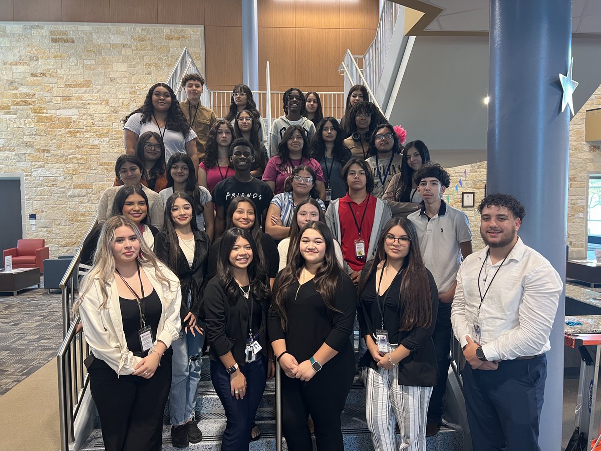 AvalosPTECH's tweet photo. @AvalosPTECH's sophomore Paralegal Phoenixes are #DressedForSuccess ✨
#CollegeReady
#CareerReady
#LifeReady
#SharpStudents https://t.co/GY6gufjO2B