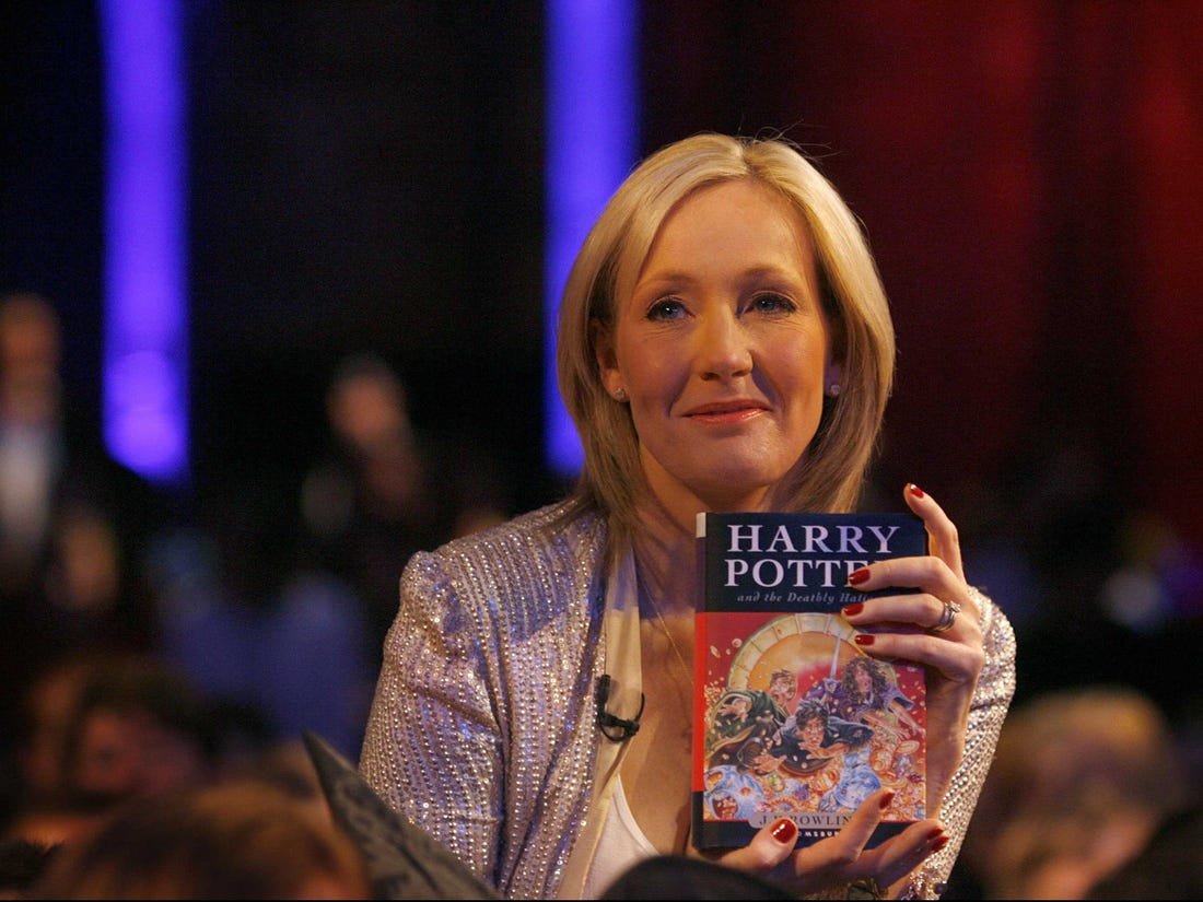 Hilo sobre datos interesantes sobre Harry Potter. 

 1- JK Rowling no tiene ningun apellido o nombre con la letra K. La K pertenece a  Kathleen,abuela de Joanne Rowling, y fue añadida cuando su editorial le sugirió no usar su nombre verdadero.