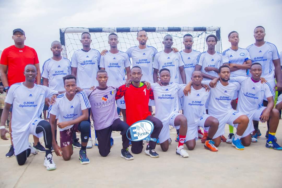 IntwariNgagara's tweet photo. 📍Né en 1997, INTWARI H.C compte plusieurs titres nationaux &amp; enregistre aujourd'hui un des palmarès les plus beaux du Handball national:
🏆🏆🏆🏆🏆5x Champion National (2009, 2013, 2014, 2018, 2020)
🏆🏆2x Champion des Tournois d'ouverture &amp; de clôture (2010 &amp; 2012) 1/
#Burundi https://t.co/ka7olTNvLv