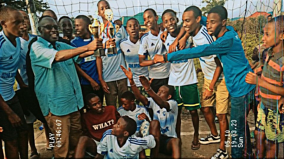 IntwariNgagara's tweet photo. 📍Né en 1997, INTWARI H.C compte plusieurs titres nationaux &amp; enregistre aujourd'hui un des palmarès les plus beaux du Handball national:
🏆🏆🏆🏆🏆5x Champion National (2009, 2013, 2014, 2018, 2020)
🏆🏆2x Champion des Tournois d'ouverture &amp; de clôture (2010 &amp; 2012) 1/
#Burundi https://t.co/ka7olTNvLv
