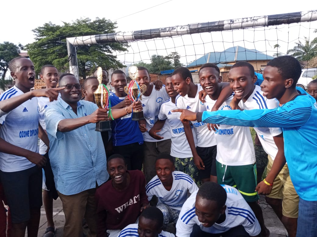IntwariNgagara's tweet photo. 📍Né en 1997, INTWARI H.C compte plusieurs titres nationaux &amp; enregistre aujourd'hui un des palmarès les plus beaux du Handball national:
🏆🏆🏆🏆🏆5x Champion National (2009, 2013, 2014, 2018, 2020)
🏆🏆2x Champion des Tournois d'ouverture &amp; de clôture (2010 &amp; 2012) 1/
#Burundi https://t.co/ka7olTNvLv