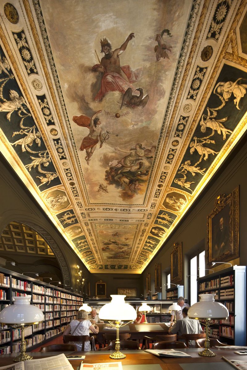 La superbe bibliothèque du Centre culturel Ateneu Barcelonès, dans le magnifique palais Savassona, à Barcelone.