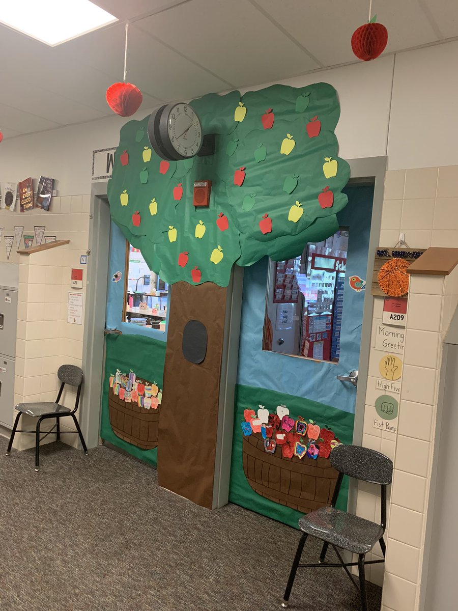 2ndgrSquadFCPS's tweet photo. Second grade is having an apple-tastic day! So much fun! 
#AwesomeToTheCore https://t.co/Z2KFSA1Sa6