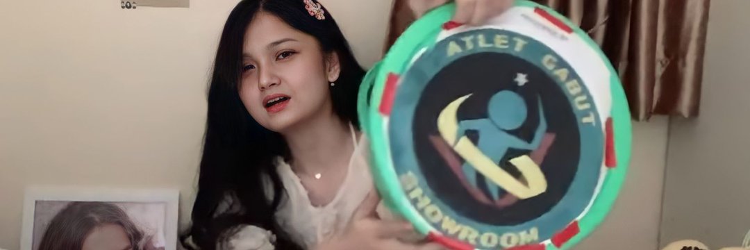 Atlet Gabut Showroom (@atletkun) on Twitter photo Tiga tahun lalu menjadi cikal bakal terbentuknya akun ini. Berawal dari hobi yg sama (nonton showroom) & intensitas bertemu yg cukup tinggi (di room member maupun fans), tiba-tiba ada yang DM, "Koh, ayo kita bantuin project temen-temen fans yg bikin ava buat member." 🥲 Tiga tahun lalu menjadi cikal bakal terbentuknya akun ini. Berawal dari hobi yg sama (nonton showroom) & intensitas bertemu yg cukup tinggi (di room member maupun fans), tiba-tiba ada yang DM, "Koh, ayo kita bantuin project temen-temen fans yg bikin ava buat member." 🥲