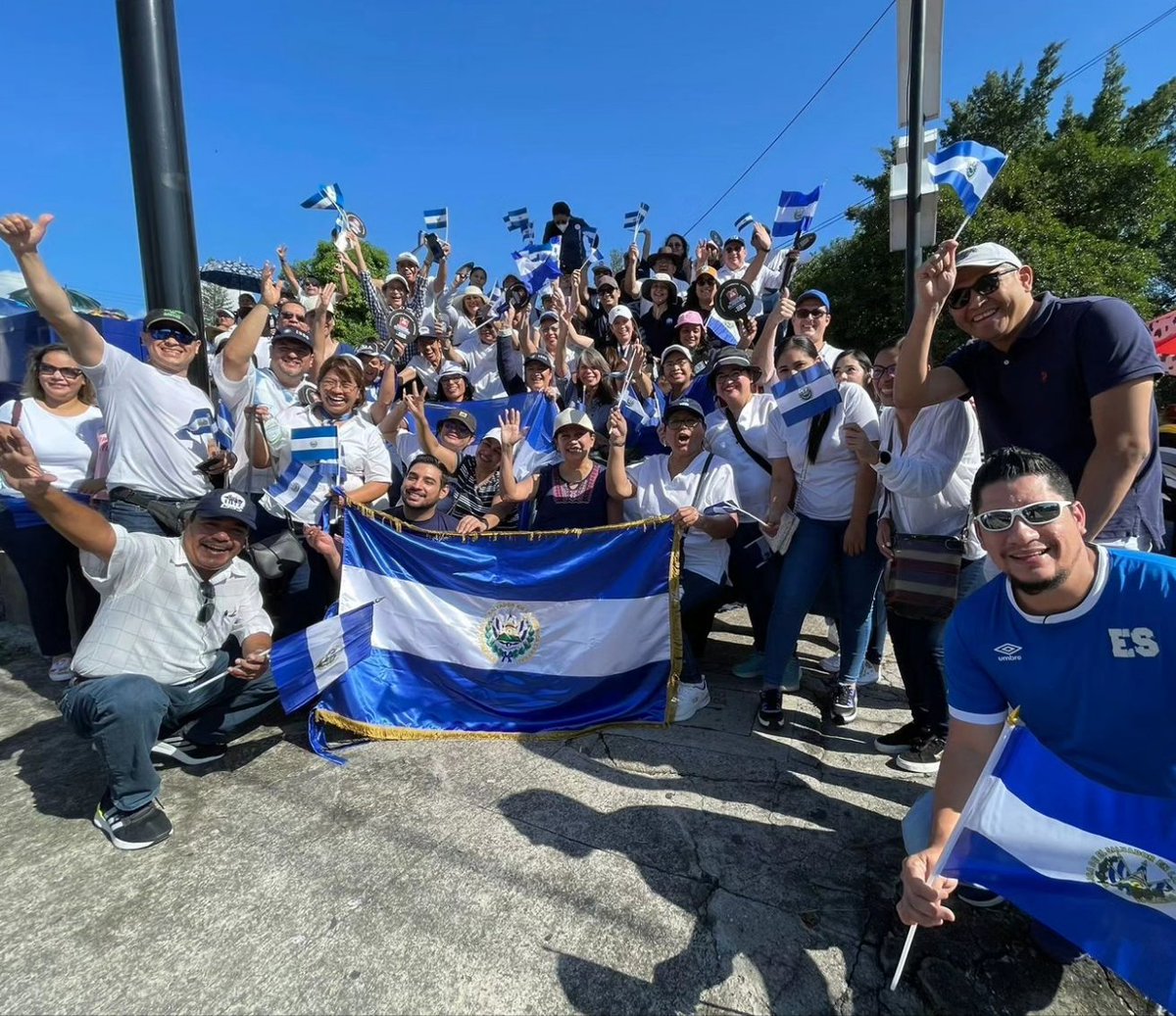 MonicaAyalaGue1's tweet photo. Este 15 de septiembre celebramos orgullosos nuestra Independencia Patria.
#ElSalvadorRenace https://t.co/CSJUapLQF8